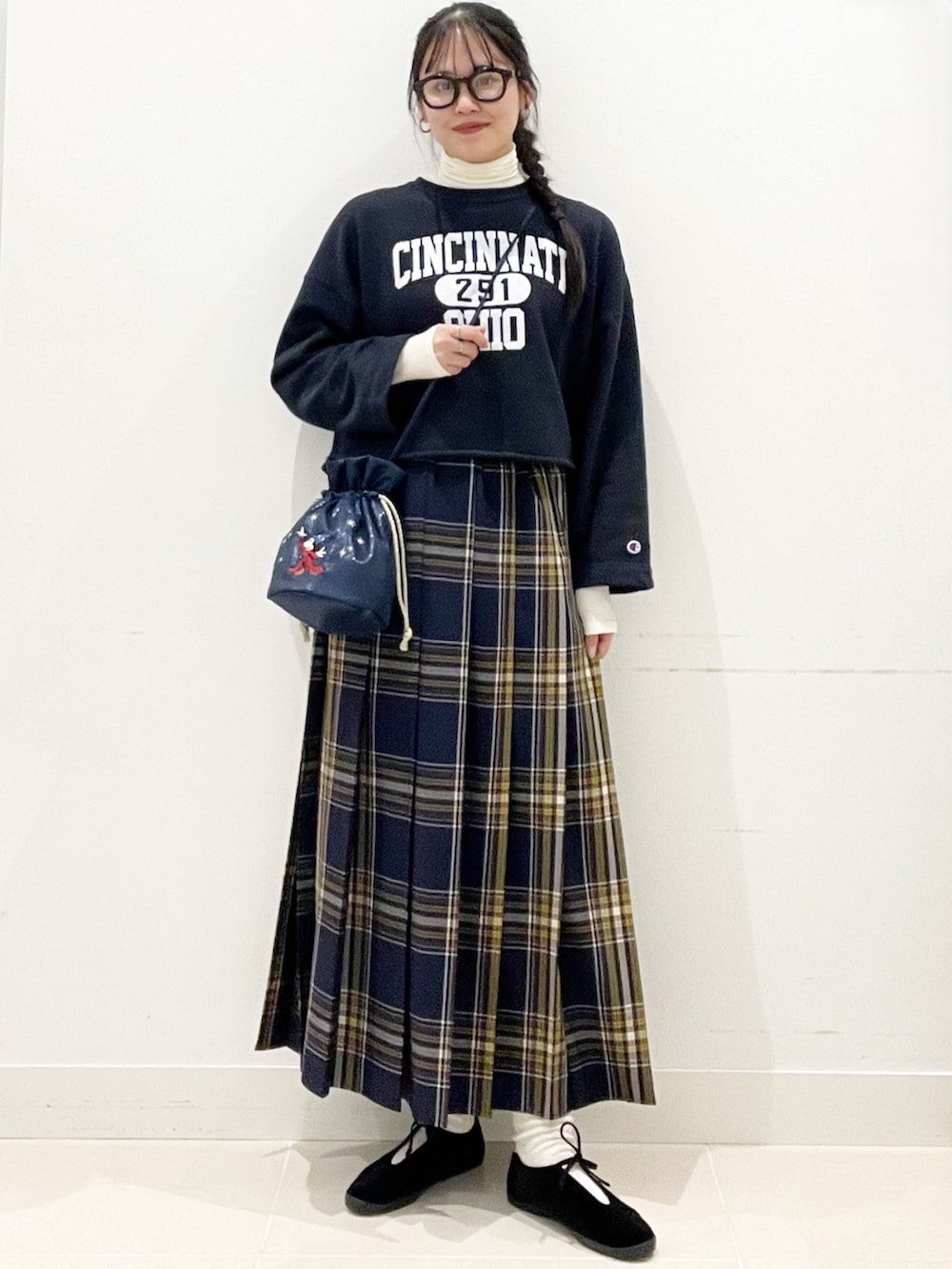 ブラック系のその他シューズ、ブルー系のスカート、ブルー系のショルダーバッグを着用したレディースの冬コーディネートの3枚目の写真