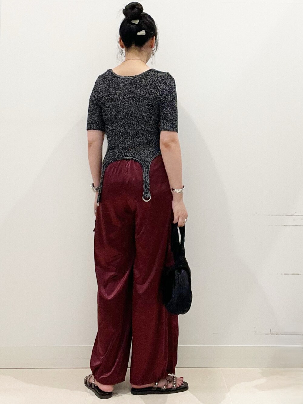 ブラック系のサンダル、ブラック系のハンドバッグ、レッド系のカーゴパンツを着用したレディースの夏コーディネートの6枚目の写真