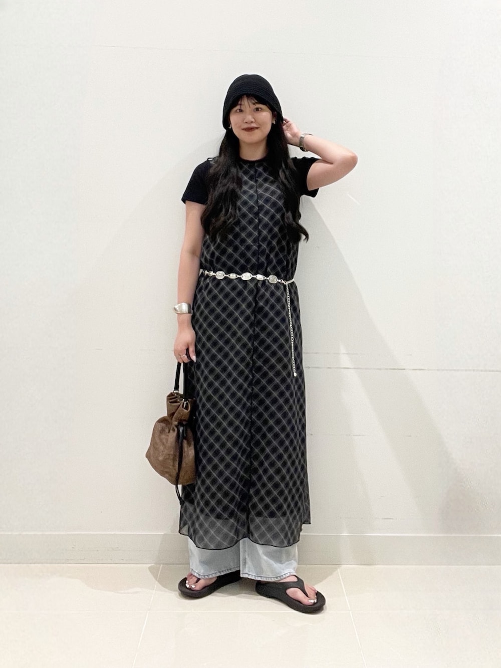 ブラック系のTシャツ/カットソー、ブラック系のワンピース、ブルー系のデニムパンツを着用したレディースの夏コーディネートの2枚目の写真
