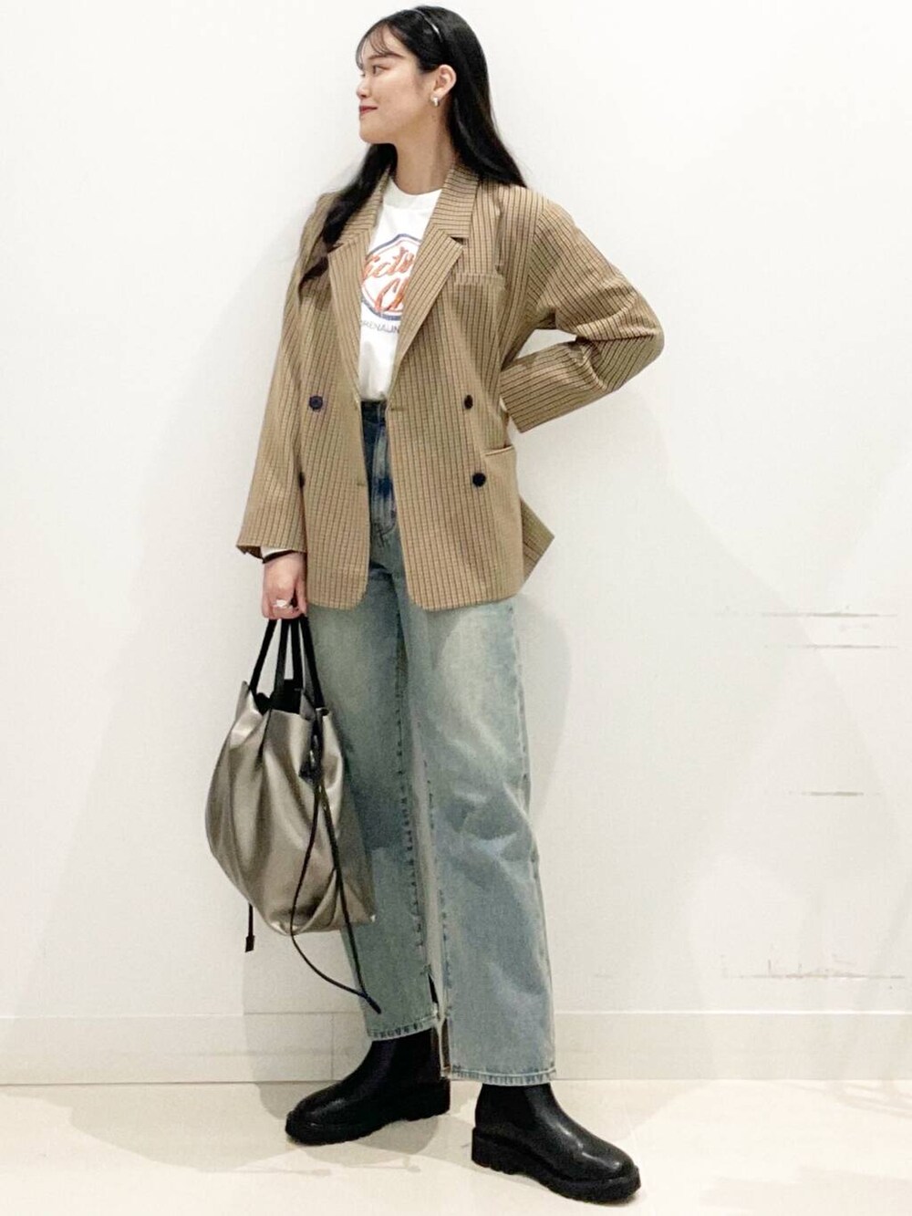 シルバー系のトートバッグ、ブルー系のその他パンツ、ブラック系のブーツを着用したレディースの秋コーディネートの4枚目の写真
