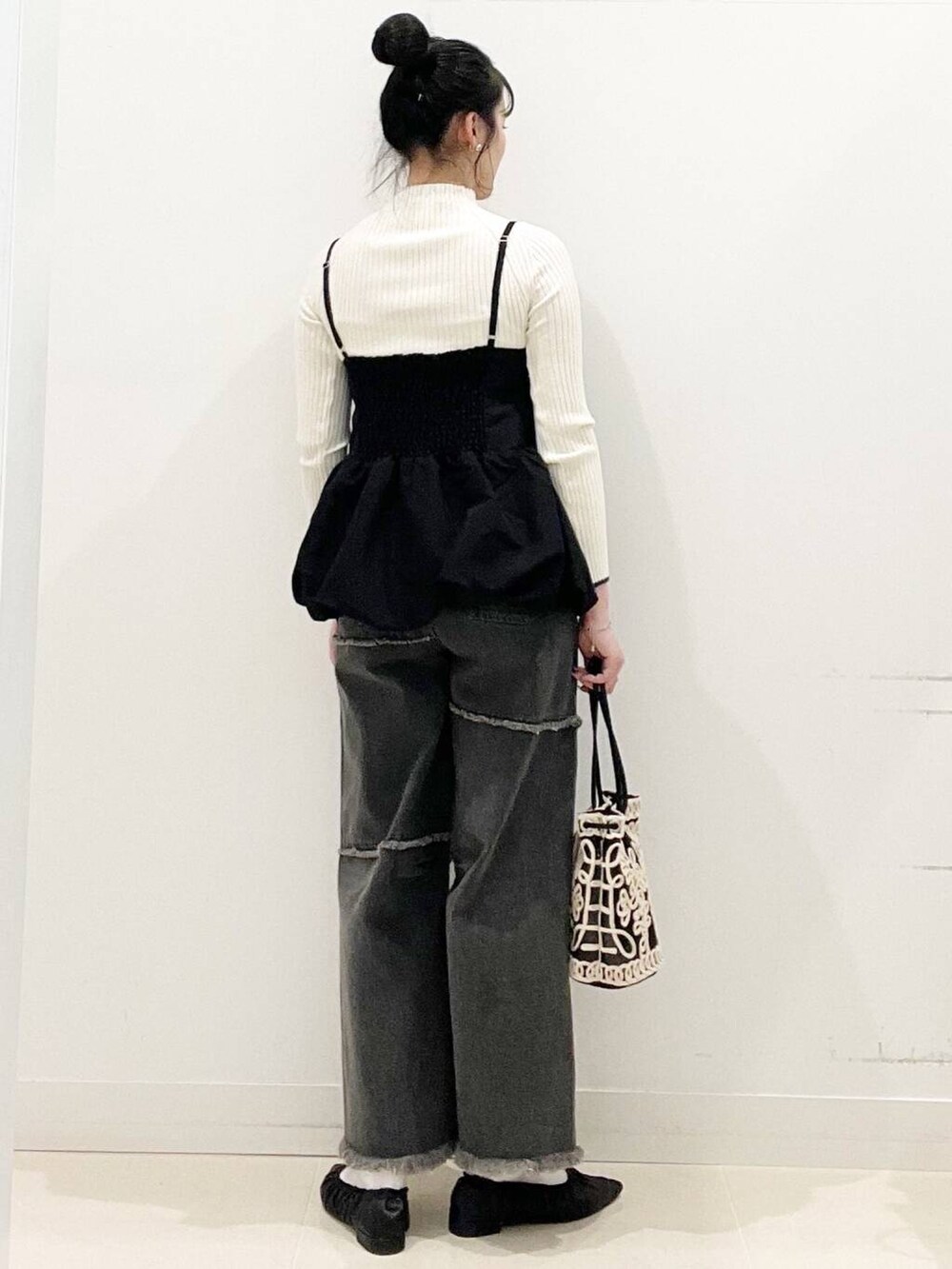 ブラック系のバレエシューズ、ブラック系のキャミソール、ブラック系のデニムパンツを着用したレディースの冬コーディネートの6枚目の写真