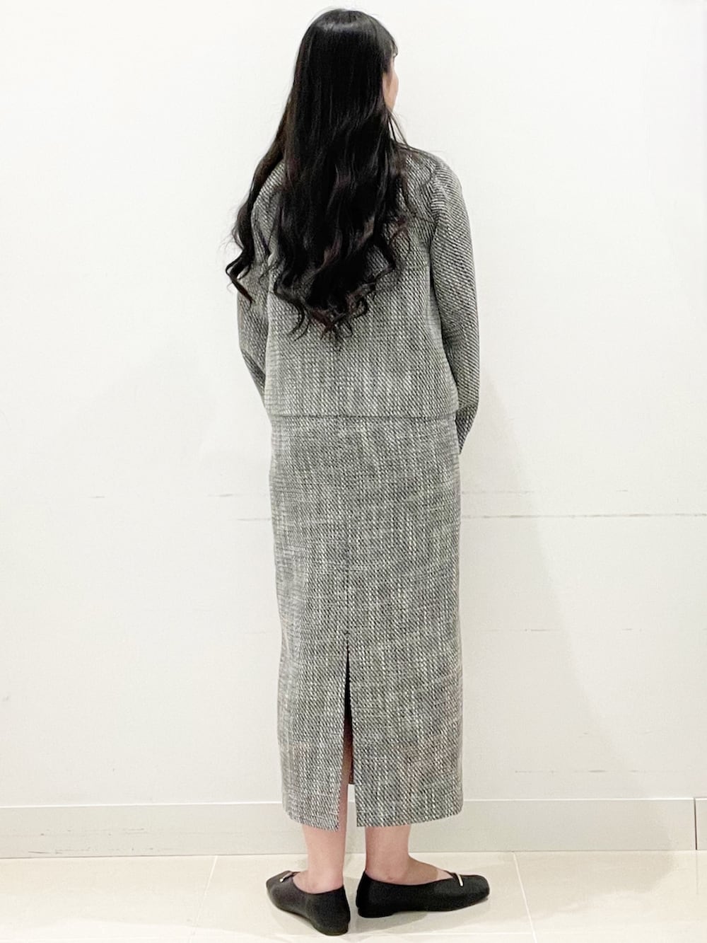 ブラック系のその他シューズ、ブラック系のスカート、ブラック系のTシャツ/カットソーを着用したレディースの春コーディネートの4枚目の写真