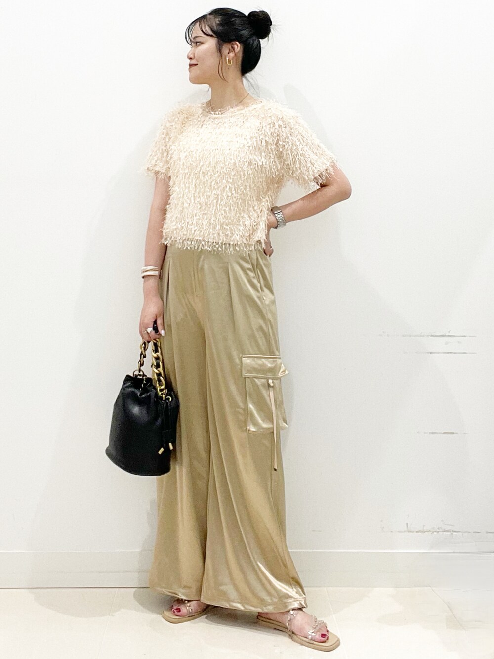 ベージュ系のサンダル、ブラック系のショルダーバッグ、ベージュ系のカーゴパンツを着用したレディースの夏コーディネートの2枚目の写真