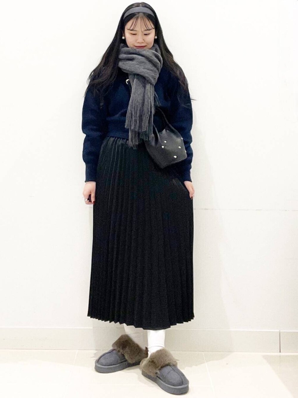 ホワイト系のTシャツ/カットソー、ブルー系のカーディガン/ボレロ、ブラック系のショルダーバッグを着用したレディースの冬コーディネートの3枚目の写真