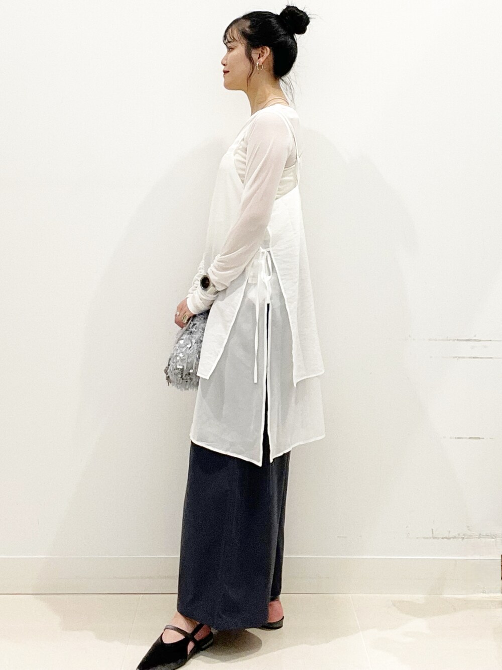 ホワイト系のキャミソール、グレー系のハンドバッグ、グレー系のパンプスを着用したレディースの秋コーディネートの6枚目の写真