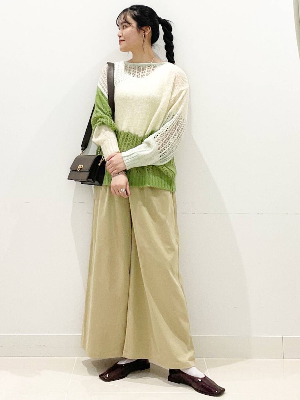 ホワイト系のTシャツ/カットソー、ブラウン系のショルダーバッグ、レッド系のバレエシューズを着用したレディースの秋コーディネートの3枚目の写真