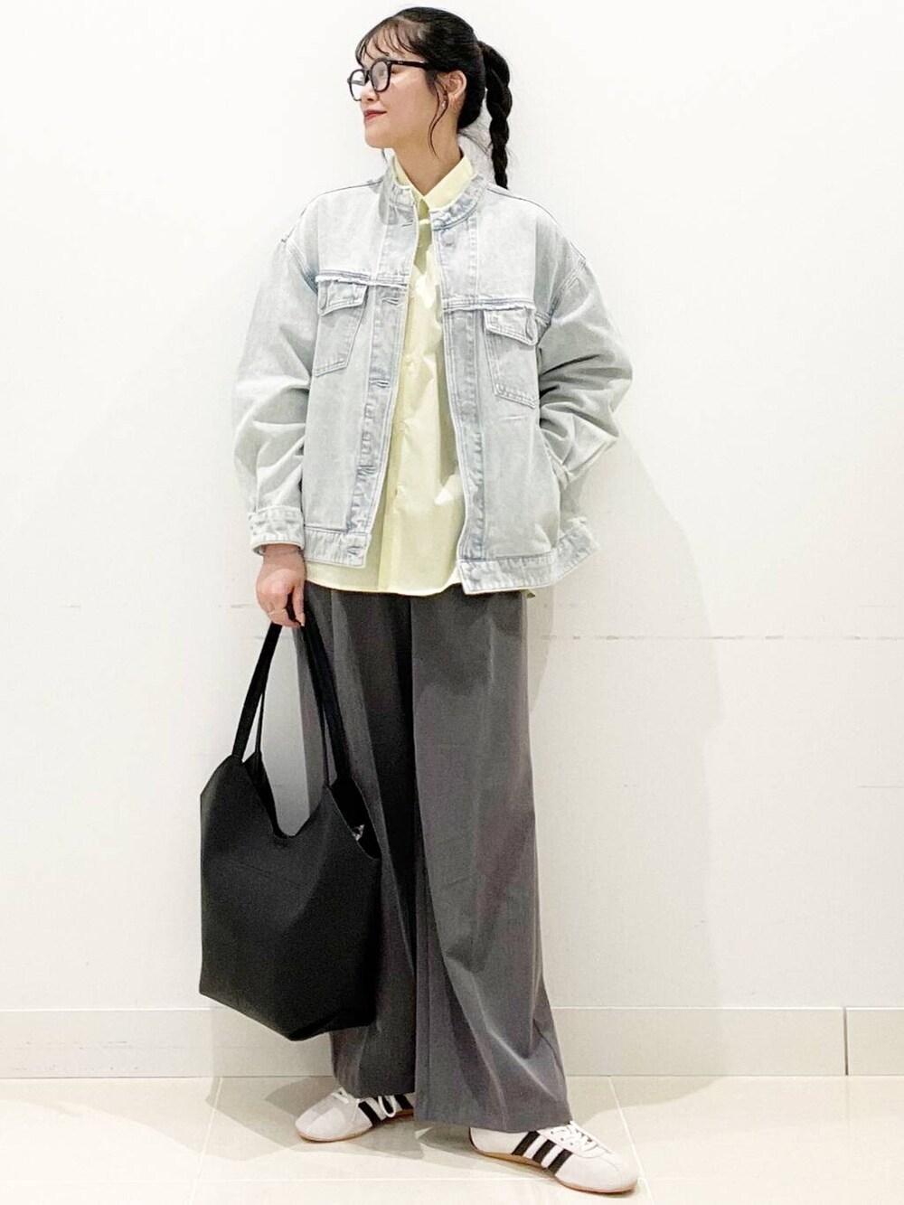 グレー系のその他パンツ、ブラック系のトートバッグ、イエロー系のシャツ/ブラウスを着用したレディースの冬コーディネートの3枚目の写真