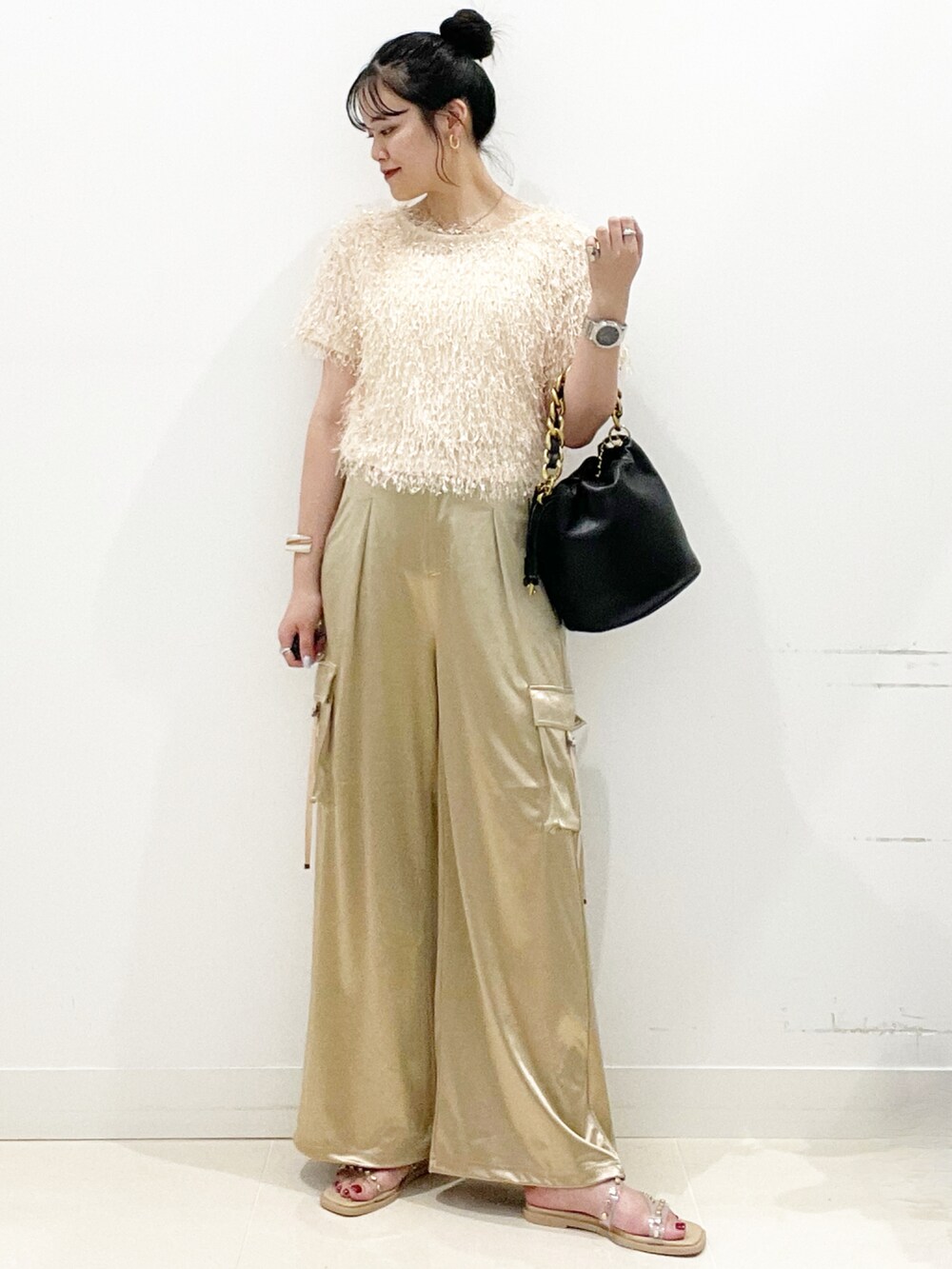 ベージュ系のサンダル、ブラック系のショルダーバッグ、ベージュ系のカーゴパンツを着用したレディースの夏コーディネートの6枚目の写真