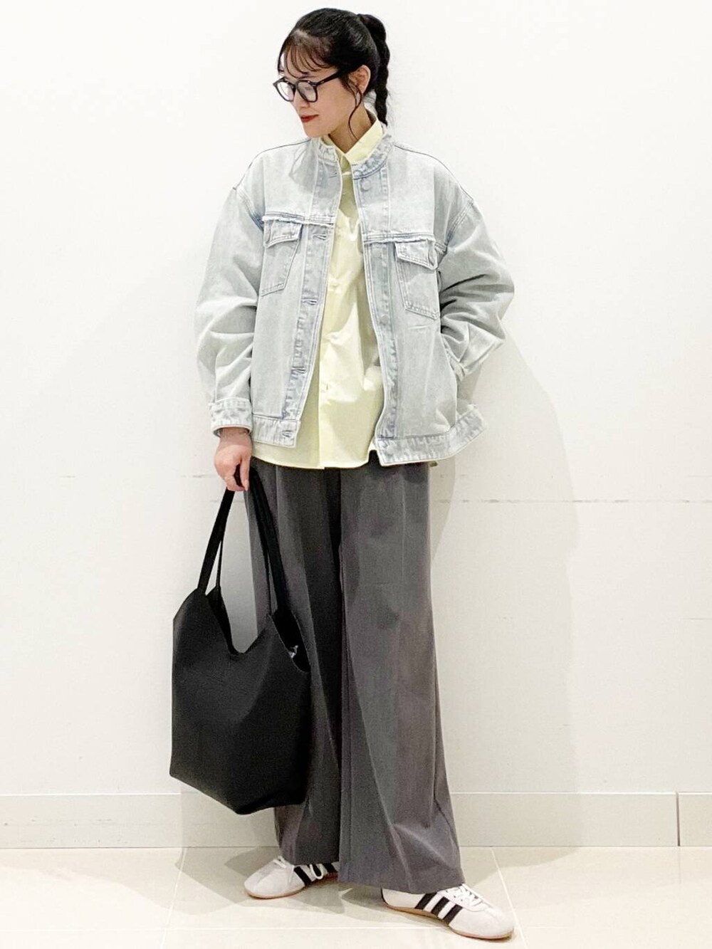 グレー系のその他パンツ、ブラック系のトートバッグ、イエロー系のシャツ/ブラウスを着用したレディースの冬コーディネートの4枚目の写真