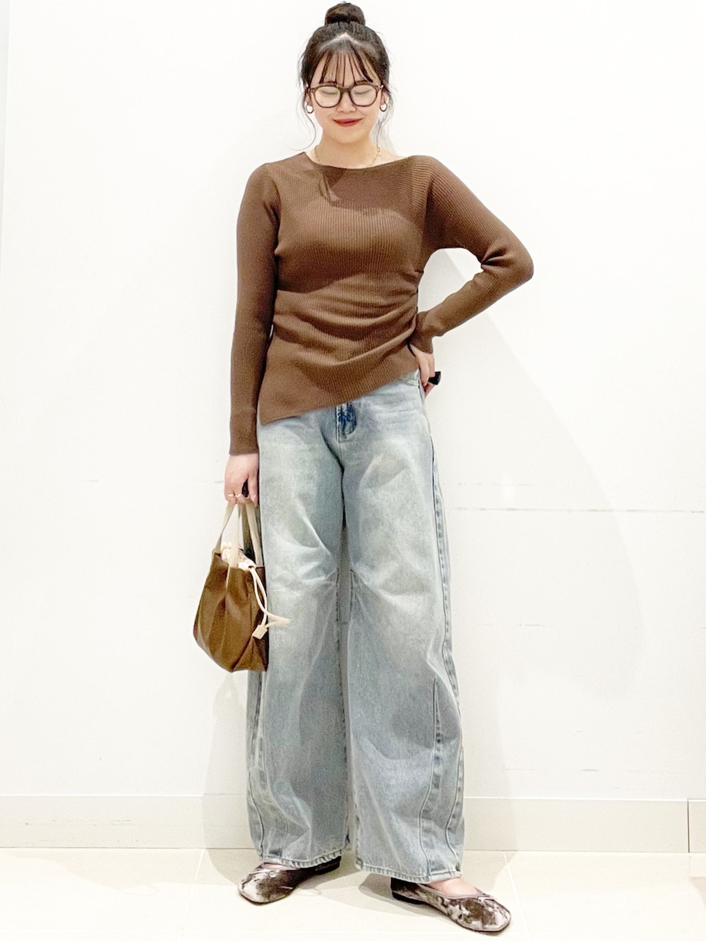 グレー系のバレエシューズ、ブルー系のデニムパンツ、ブラウン系のニット/セーターを着用したレディースの秋コーディネートの4枚目の写真