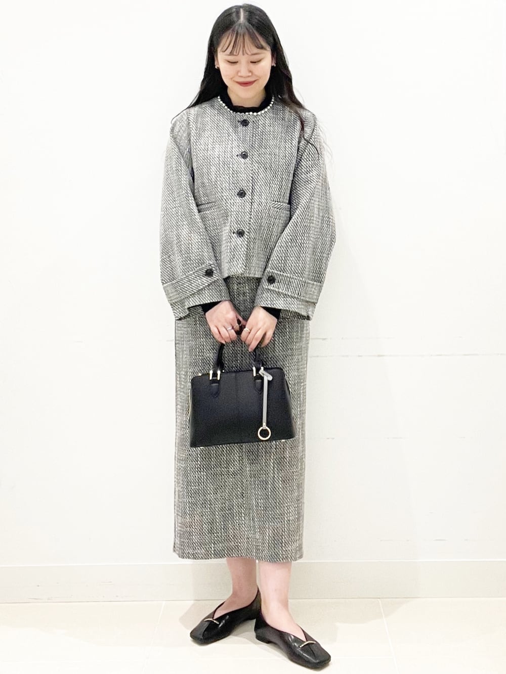 ブラック系のその他シューズ、ブラック系のスカート、ブラック系のTシャツ/カットソーを着用したレディースの春コーディネートの2枚目の写真