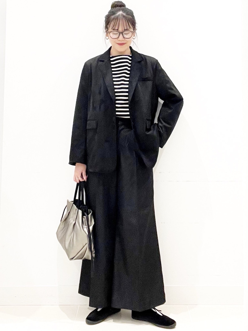 ブラック系のその他シューズ、ブラック系のその他パンツ、シルバー系のショルダーバッグを着用したレディースの秋コーディネートの5枚目の写真