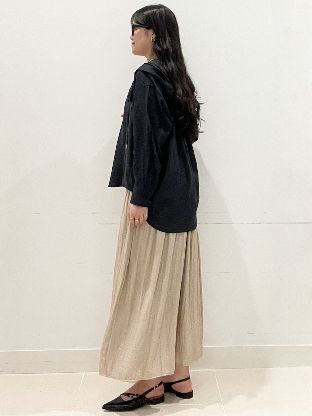 ベージュ系のその他パンツ、ホワイト系のキャミソール、ブラック系のパンプスを着用したレディースの春コーディネートの5枚目の写真