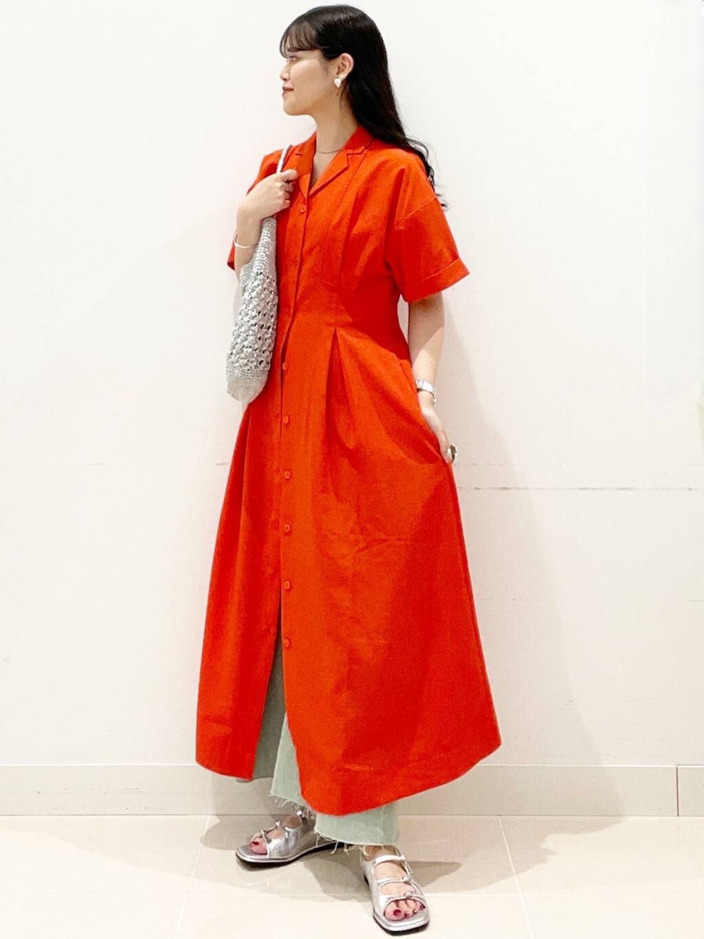 シルバー系のハンドバッグ、ホワイト系のキャミソール、レッド系のワンピースを着用したレディースの夏コーディネートの2枚目の写真