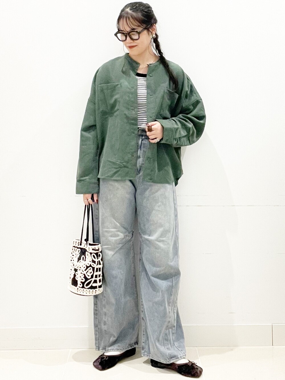 ブラウン系のバレエシューズ、ブルー系のデニムパンツ、ホワイト系のTシャツ/カットソーを着用したレディースの秋コーディネートの3枚目の写真