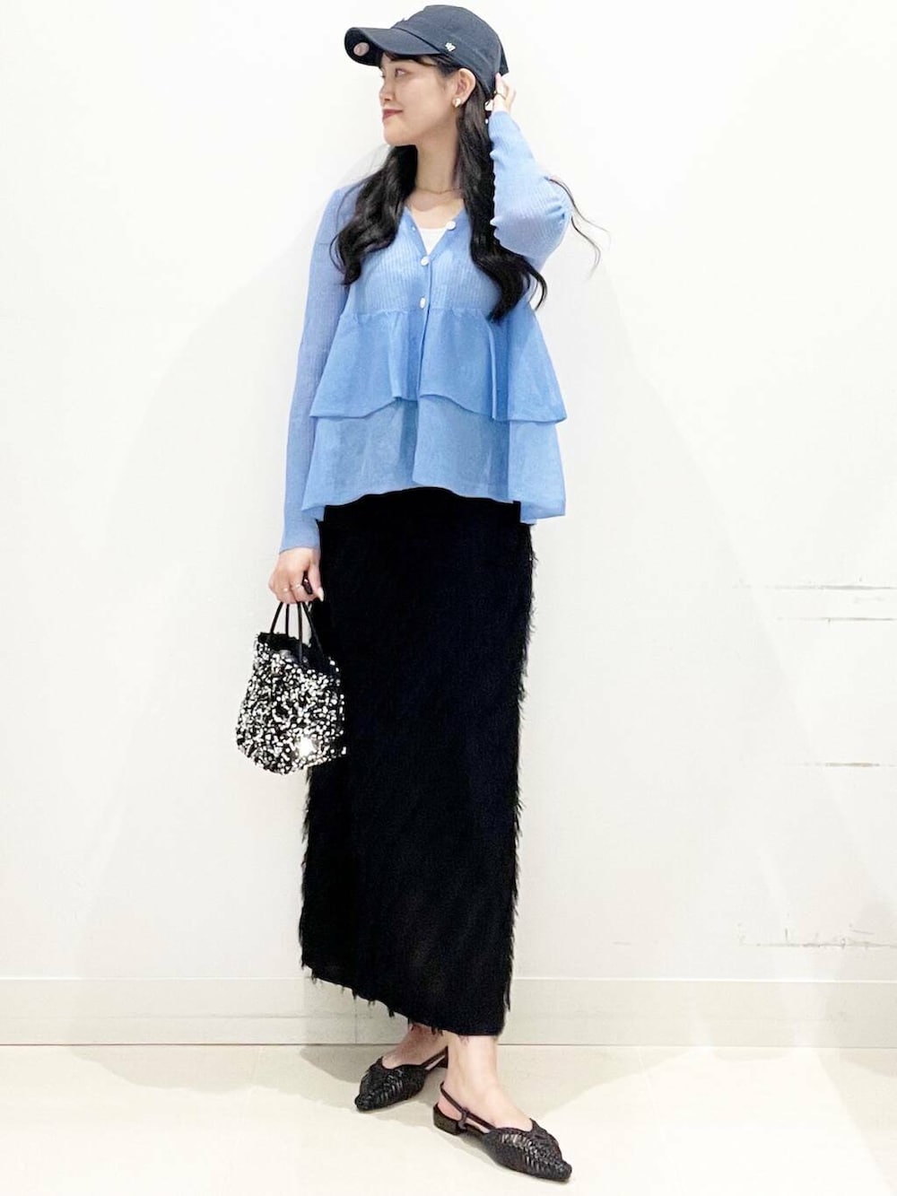 シルバー系のショルダーバッグ、ホワイト系のTシャツ/カットソー、ブラック系のサンダルを着用したレディースの夏コーディネートの2枚目の写真