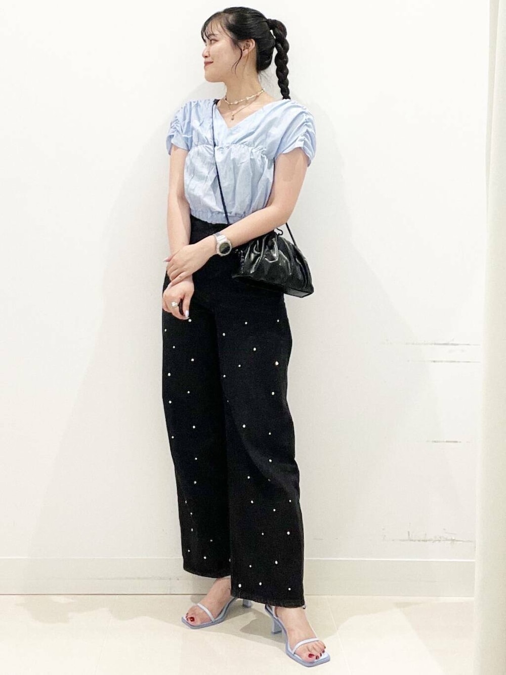 ブルー系のサンダル、ブラック系のショルダーバッグ、ブラック系のデニムパンツを着用したレディースの夏コーディネートの2枚目の写真