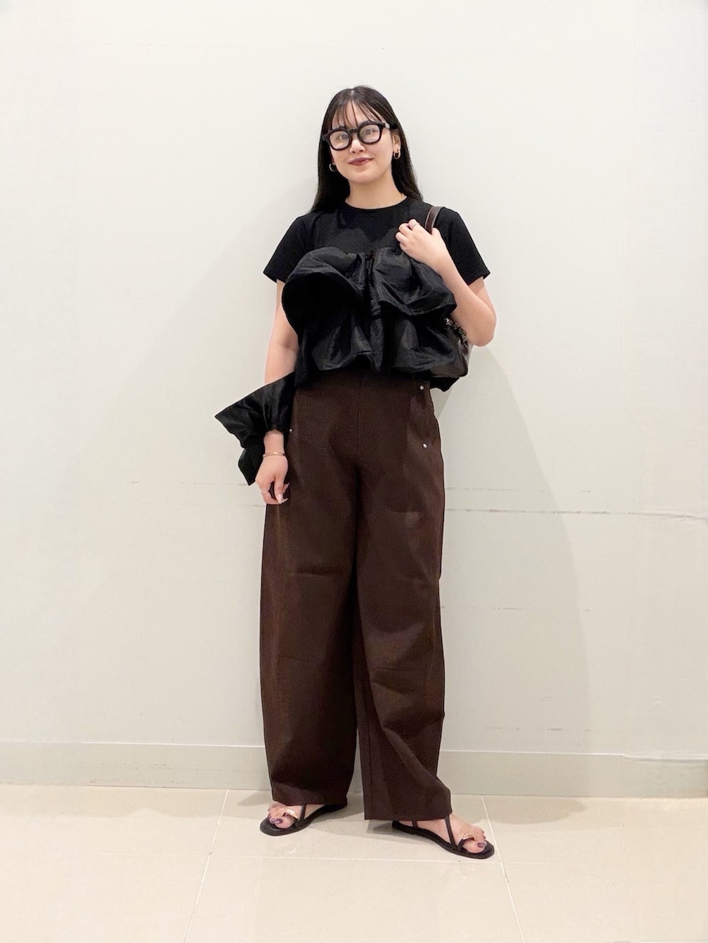 ブラウン系のショルダーバッグ、ブラック系のTシャツ/カットソー、ブラウン系のその他パンツを着用したレディースの夏コーディネートの4枚目の写真