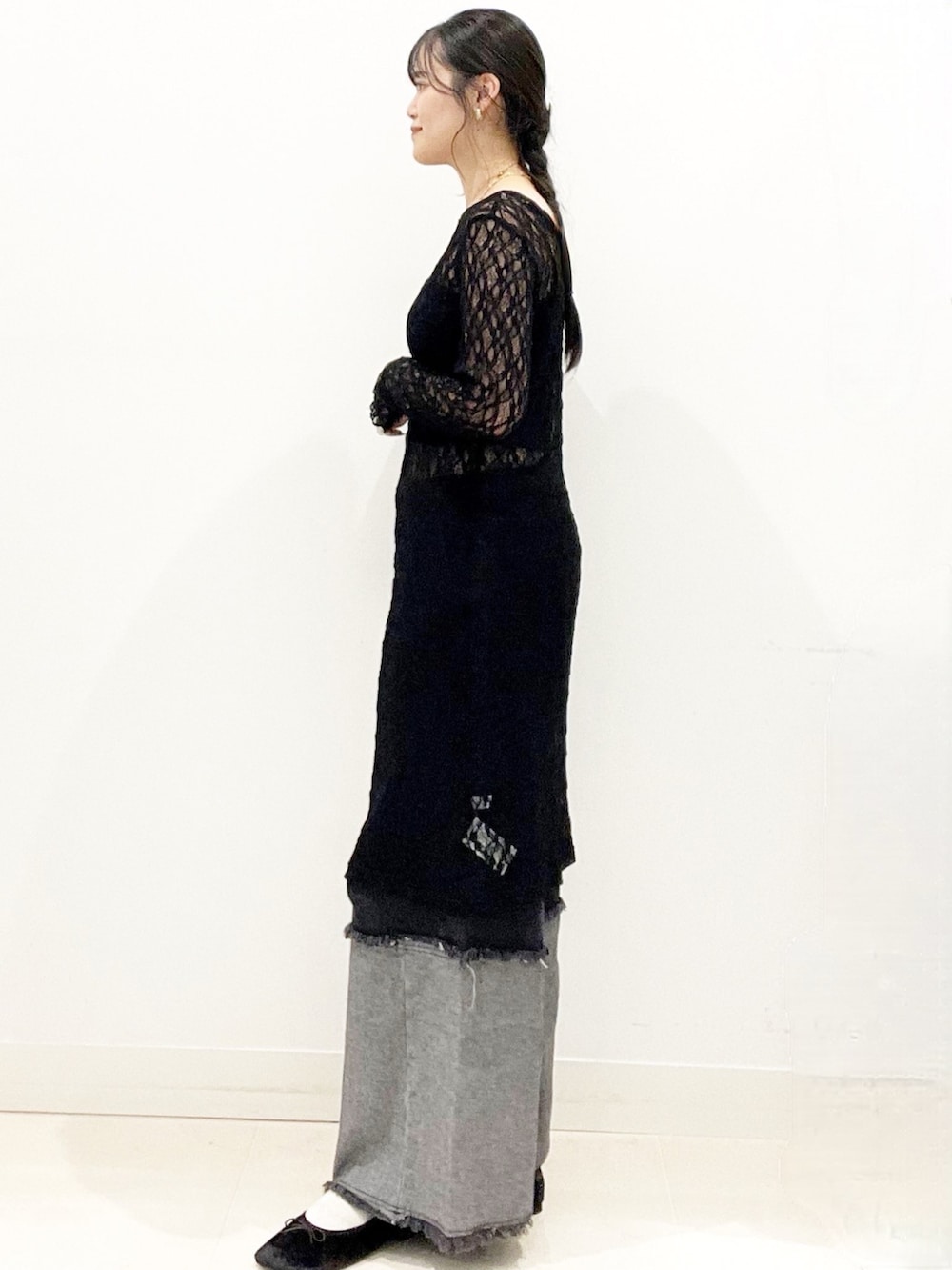 ブラック系のバレエシューズ、ブラック系のキャミソール、ブラック系のワンピースを着用したレディースの秋コーディネートの4枚目の写真