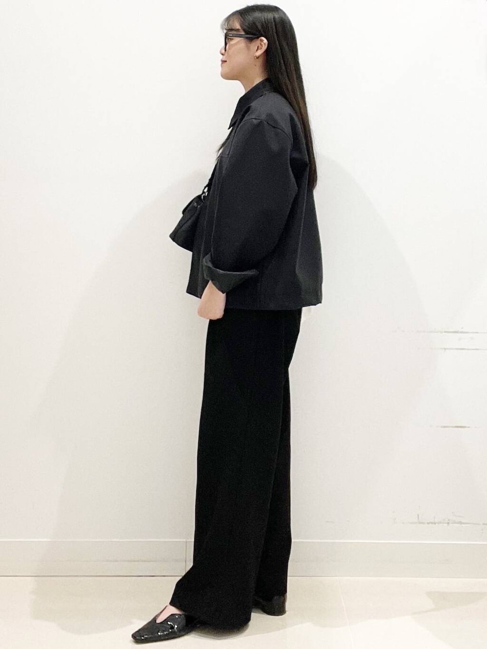 ブラック系のその他パンツ、ホワイト系のTシャツ/カットソー、ブラック系のパンプスを着用したレディースの春コーディネートの4枚目の写真