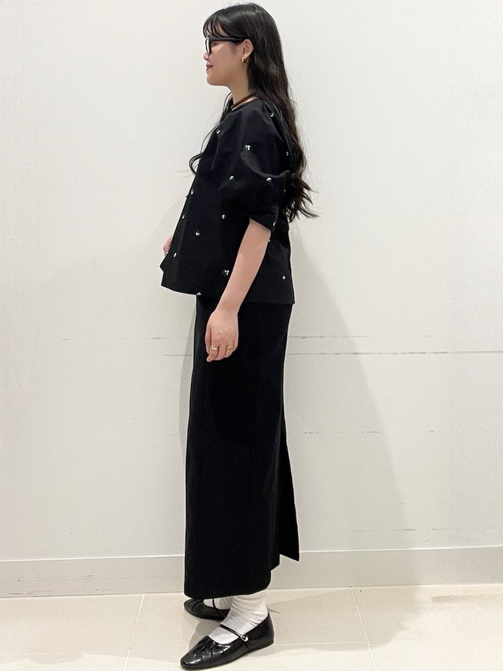 ブラック系のパンプス、ブラック系のスカート、ブラック系のシャツ/ブラウスを着用したレディースの春コーディネートの4枚目の写真