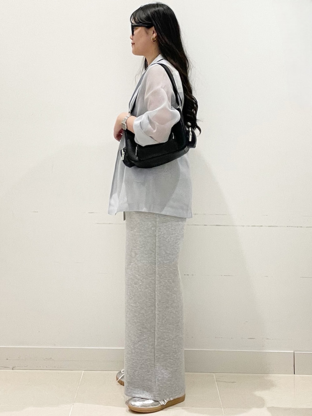 シルバー系のスニーカー、グレー系のその他パンツ、ホワイト系のキャミソールを着用したレディースの春コーディネートの3枚目の写真