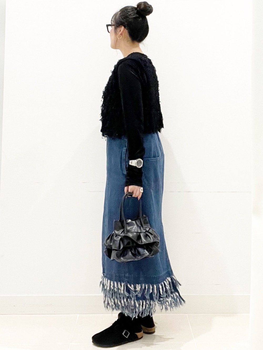 ブラック系のサンダル、ブラック系のハンドバッグ、ブラック系のTシャツ/カットソーを着用したレディースの秋コーディネートの6枚目の写真