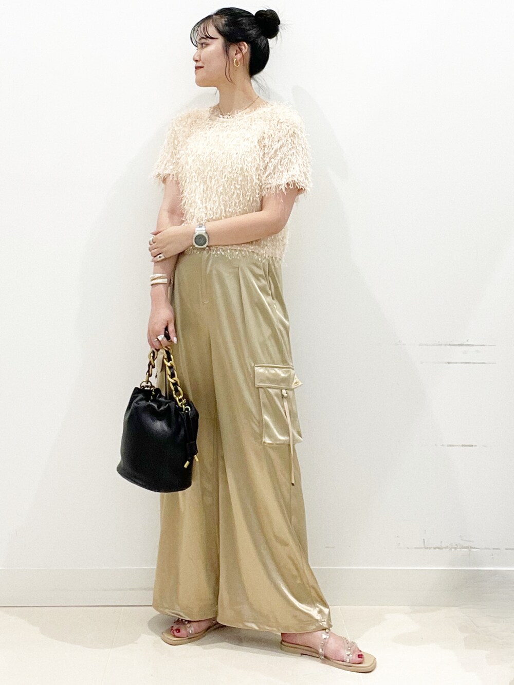 ベージュ系のサンダル、ブラック系のショルダーバッグ、ベージュ系のカーゴパンツを着用したレディースの夏コーディネートの3枚目の写真