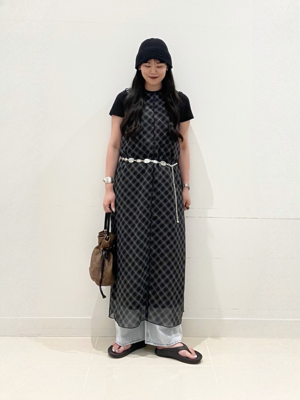 ブラック系のTシャツ/カットソー、ブラック系のワンピース、ブルー系のデニムパンツを着用したレディースの夏コーディネートの4枚目の写真