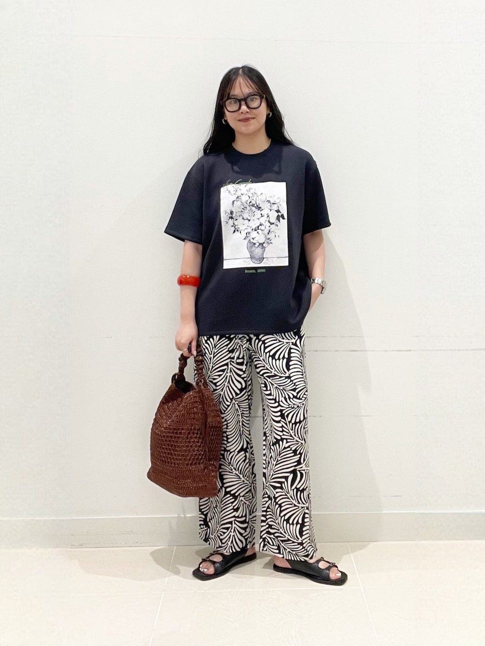 ブラック系のTシャツ/カットソー、ブラック系のその他パンツ、ブラウン系のショルダーバッグを着用したレディースの夏コーディネートの2枚目の写真