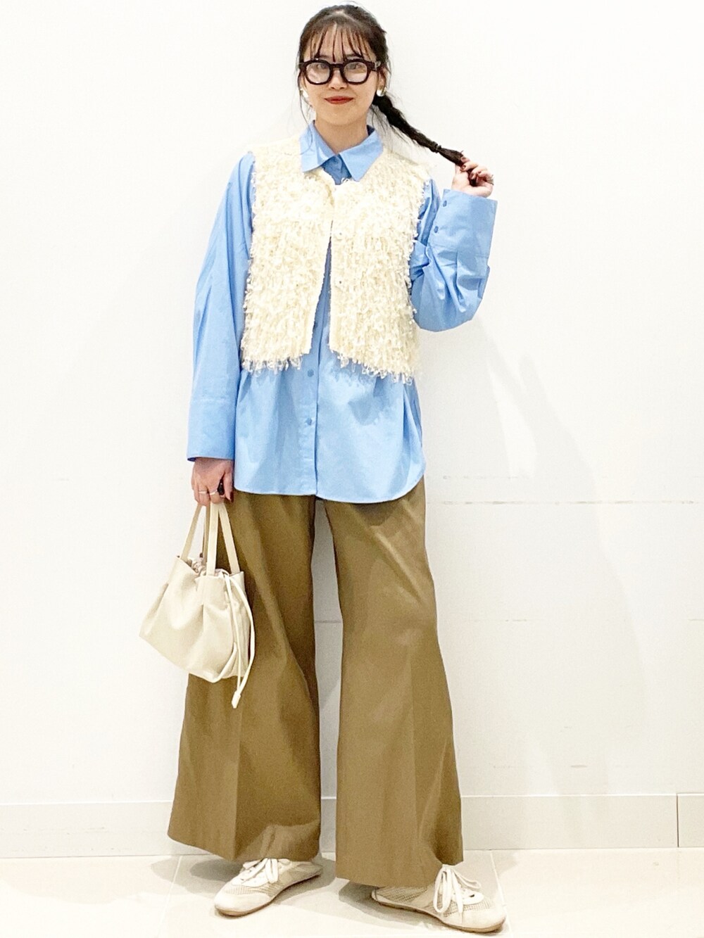 ベージュ系のその他パンツ、ホワイト系のショルダーバッグ、ブルー系のシャツ/ブラウスを着用したレディースの秋コーディネートの3枚目の写真