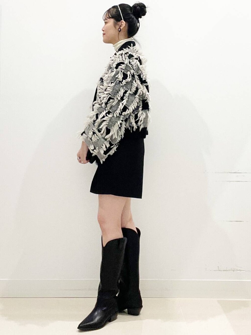 ブラック系のブーツ、ブラック系のその他アウター、ブラック系のその他パンツを着用したレディースの秋コーディネートの5枚目の写真