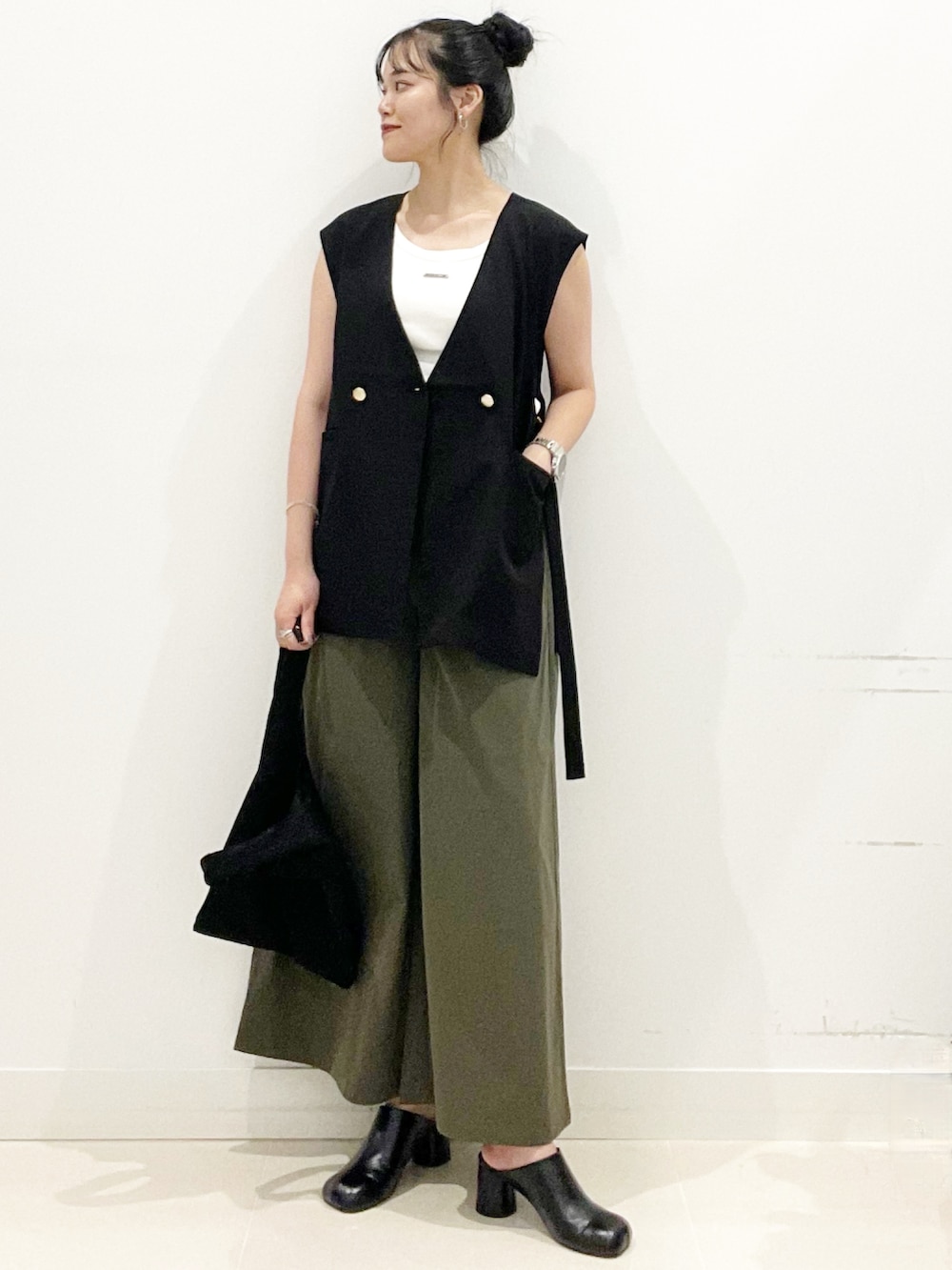 ブラック系のサンダル、ブラック系のトートバッグ、グリーン系のその他パンツを着用したレディースの秋コーディネートの4枚目の写真