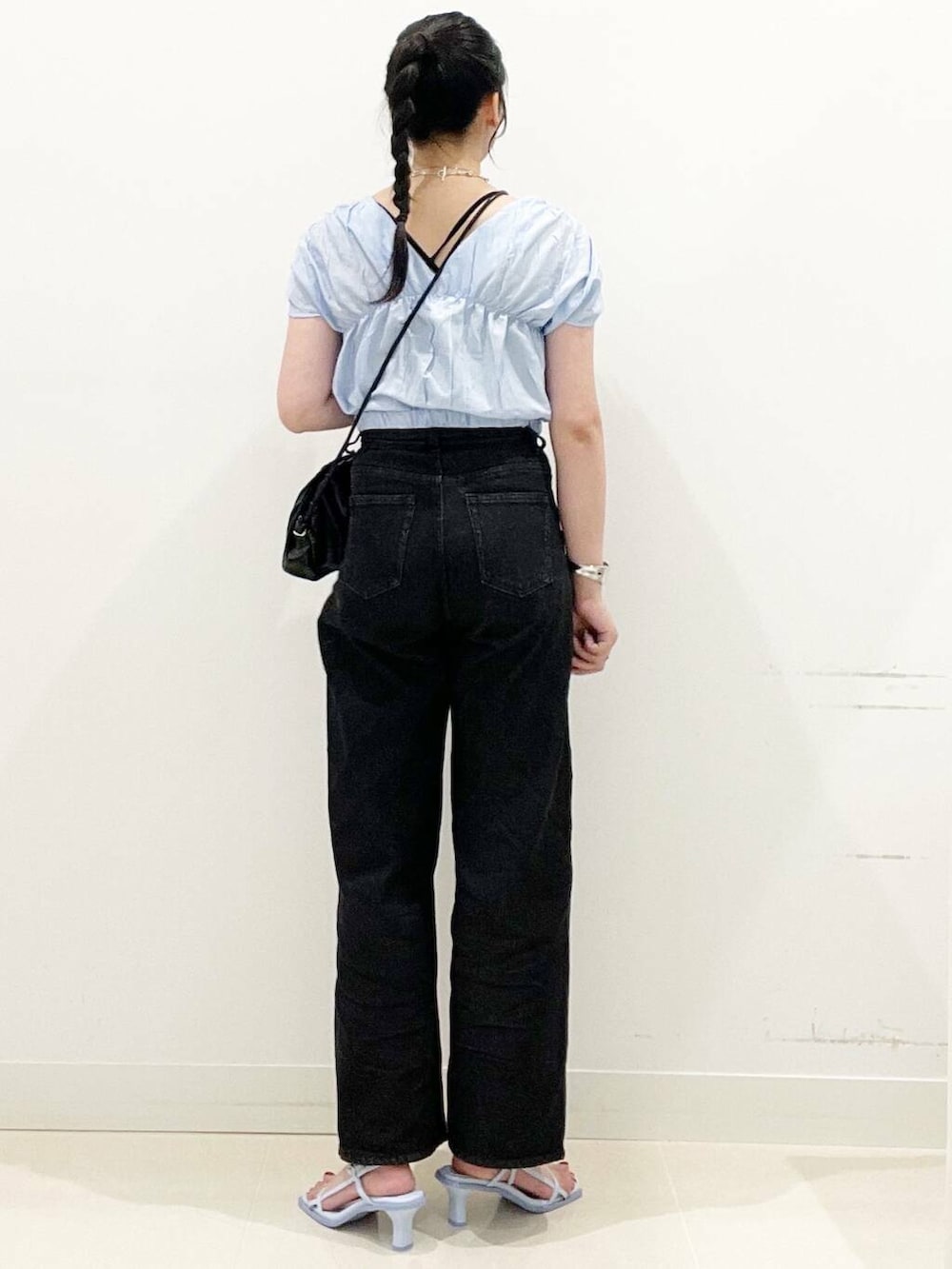 ブルー系のサンダル、ブラック系のショルダーバッグ、ブラック系のデニムパンツを着用したレディースの夏コーディネートの5枚目の写真