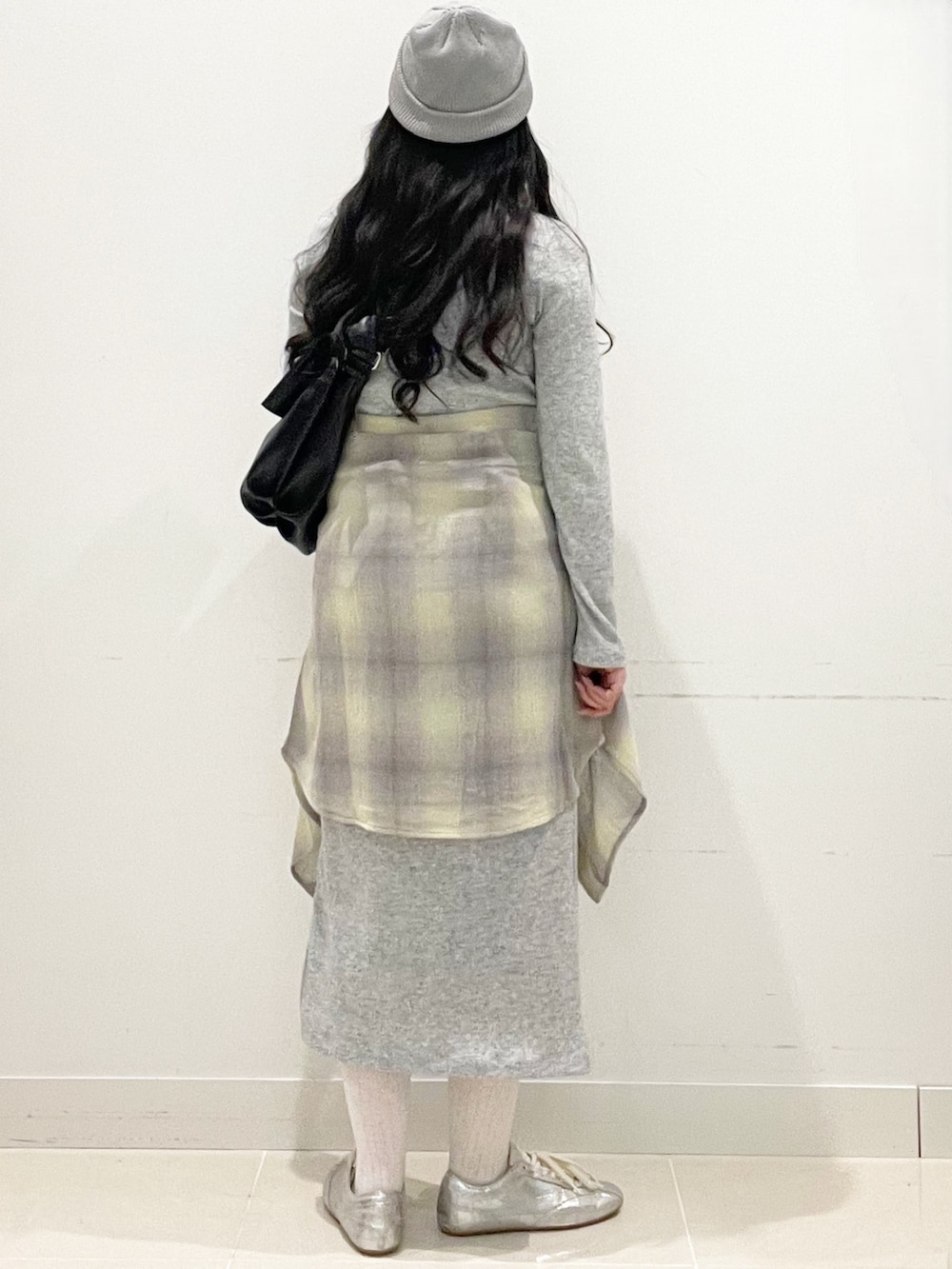 イエロー系のシャツ/ブラウス、グレー系のワンピース、ブラック系のショルダーバッグを着用したレディースの春コーディネートの5枚目の写真