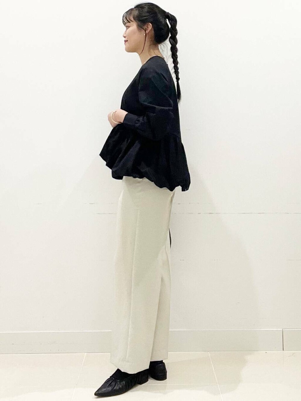 ブラック系のショルダーバッグ、ブラック系のバレエシューズ、ベージュ系のその他パンツを着用したレディースの春コーディネートの4枚目の写真