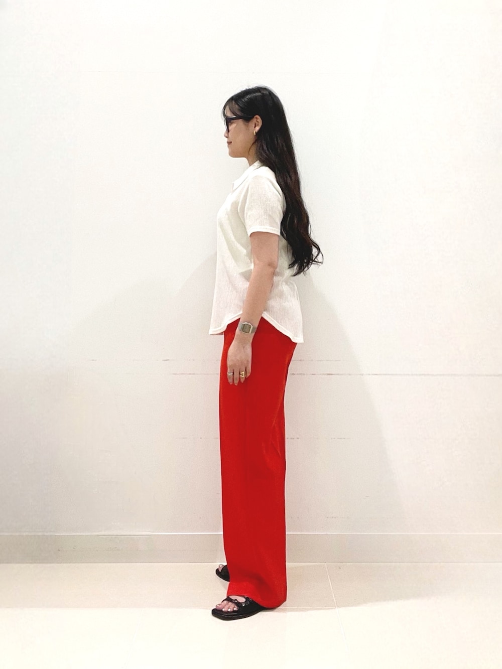 レッド系のその他パンツ、ブラック系のサンダル、ブラック系のハンドバッグを着用したレディースの夏コーディネートの3枚目の写真