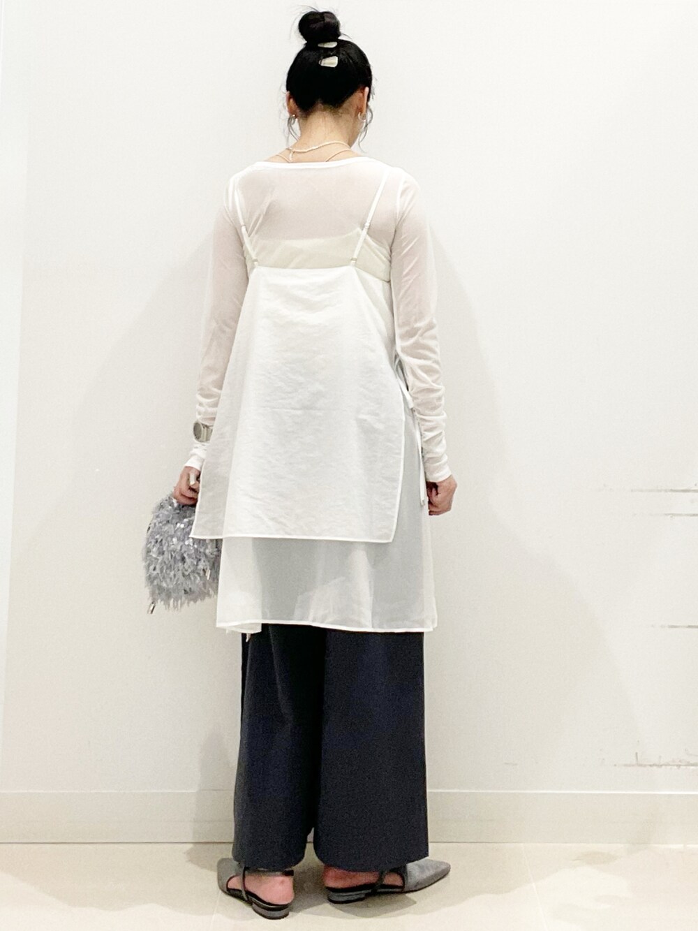 ホワイト系のキャミソール、グレー系のハンドバッグ、グレー系のパンプスを着用したレディースの秋コーディネートの7枚目の写真