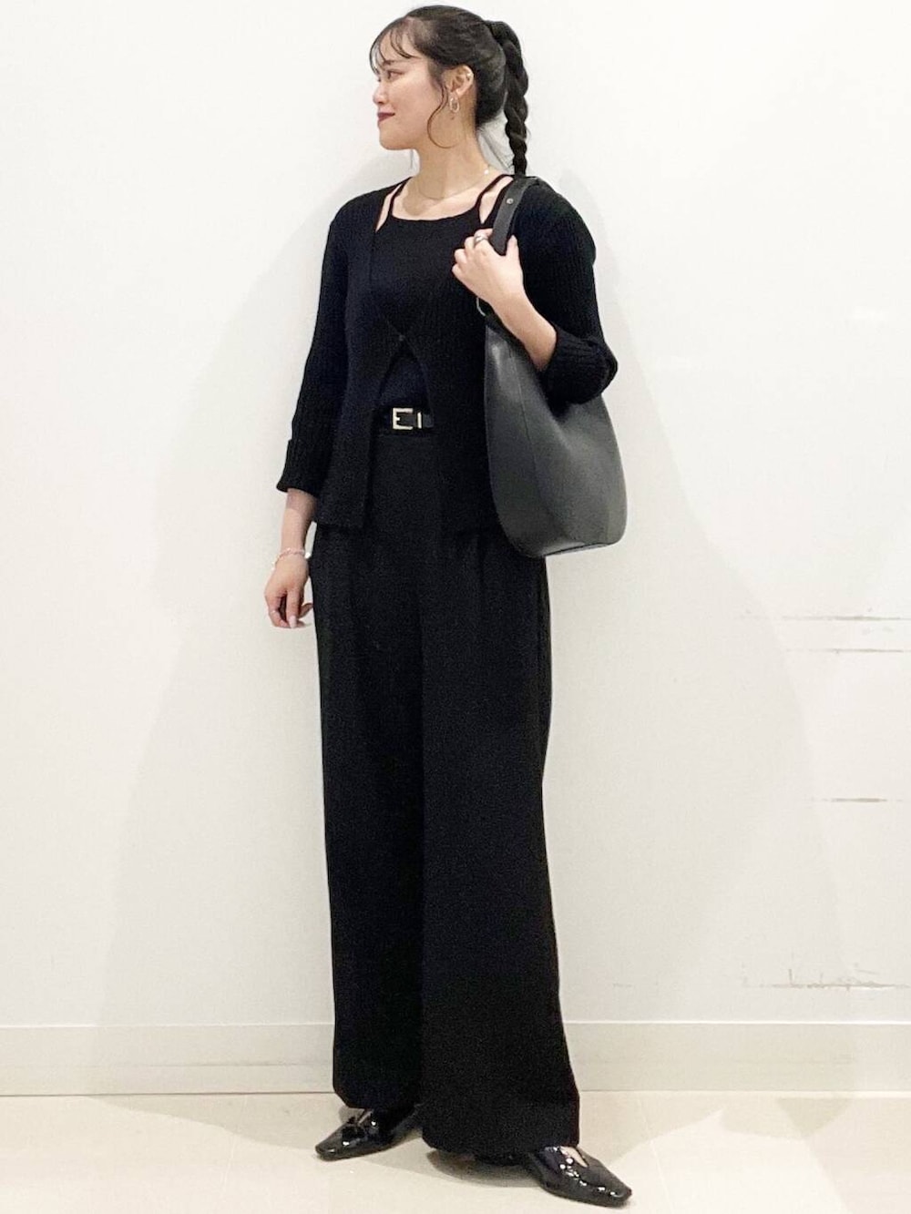 ブラック系のその他パンツ、ブラック系のショルダーバッグ、ブラック系のニット/セーターを着用したレディースの春コーディネートの3枚目の写真