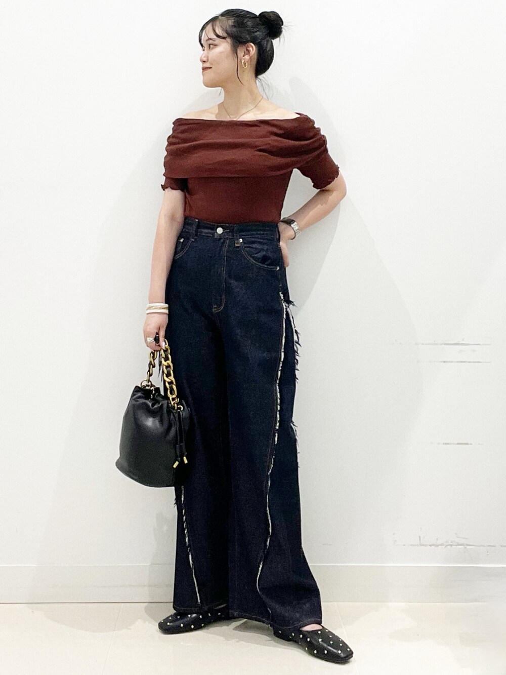 ブルー系のデニムパンツ、ブラック系のショルダーバッグ、ブラック系のパンプスを着用したレディースの夏コーディネートの3枚目の写真