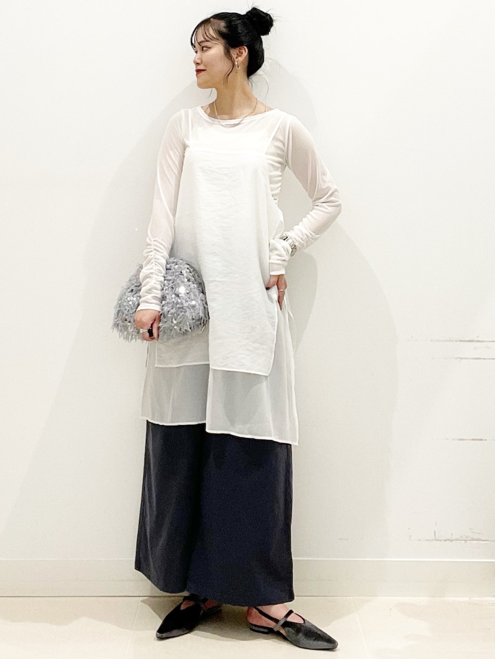 ホワイト系のキャミソール、グレー系のハンドバッグ、グレー系のパンプスを着用したレディースの秋コーディネートの2枚目の写真