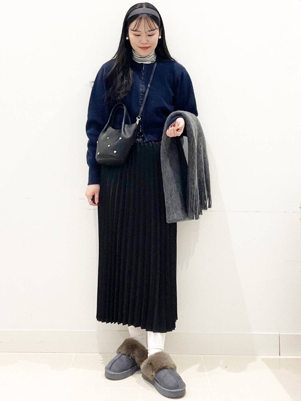 ホワイト系のTシャツ/カットソー、ブルー系のカーディガン/ボレロ、ブラック系のショルダーバッグを着用したレディースの冬コーディネートの5枚目の写真