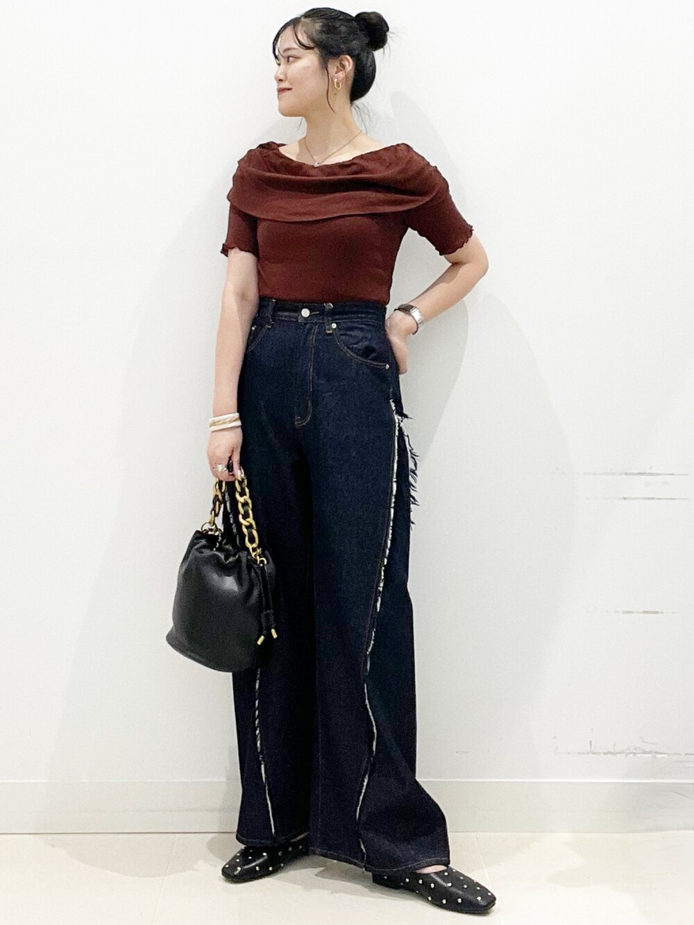 ブルー系のデニムパンツ、ブラック系のショルダーバッグ、ブラック系のパンプスを着用したレディースの夏コーディネートの5枚目の写真