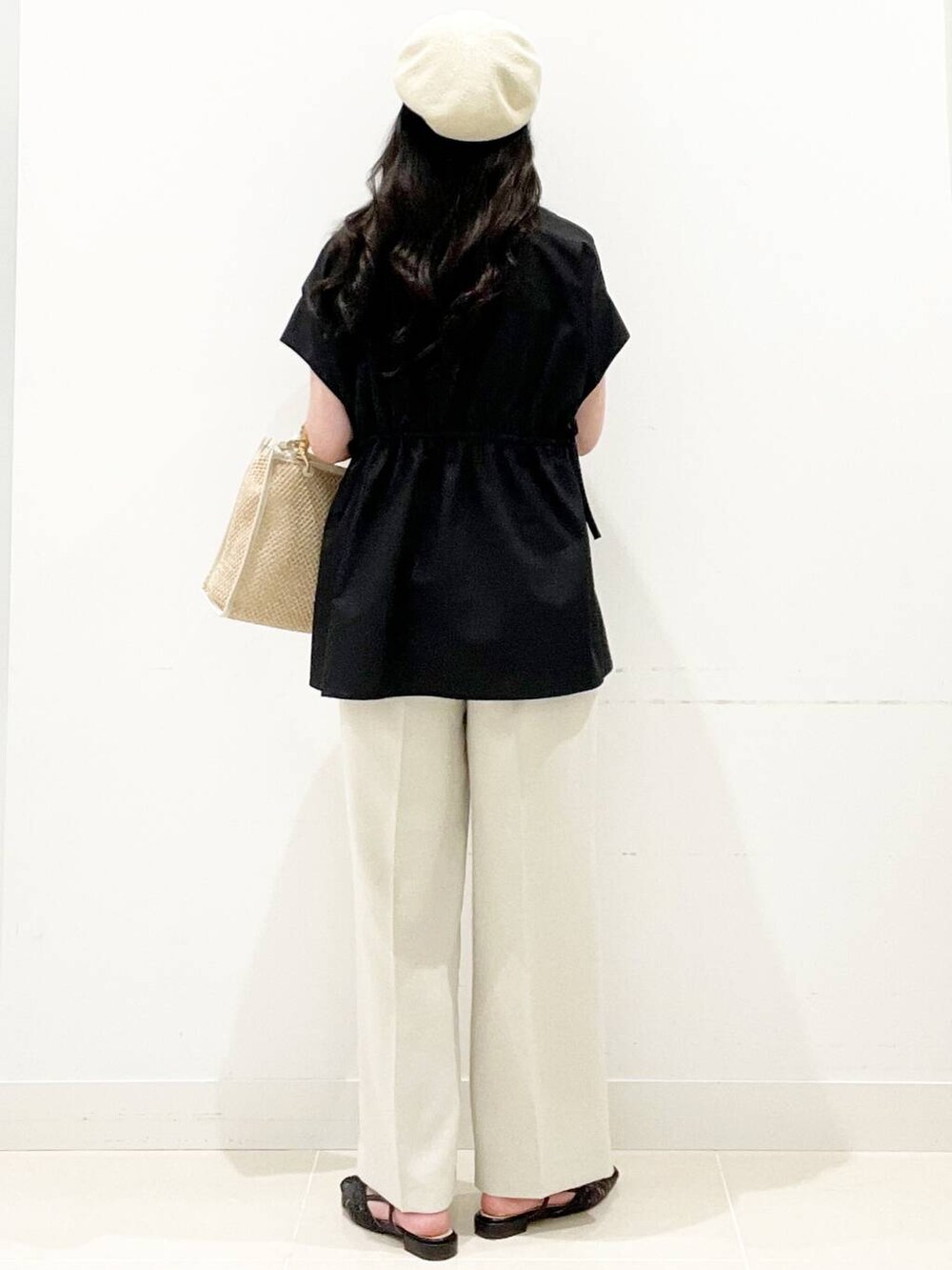 ブラック系のサンダル、ベージュ系のその他パンツ、ホワイト系のショルダーバッグを着用したレディースの夏コーディネートの5枚目の写真