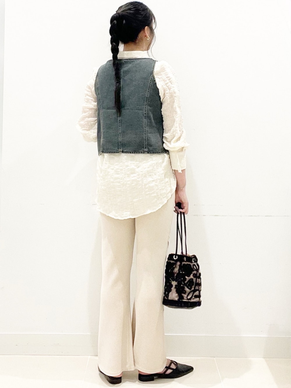 ブラウン系のハンドバッグ、ベージュ系のその他パンツ、ブラック系のその他シューズを着用したレディースの秋コーディネートの7枚目の写真