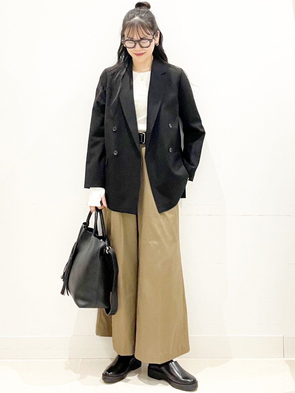 ベージュ系のその他パンツ、ブラック系のトートバッグ、ブラック系のその他アウターを着用したレディースの秋コーディネートの3枚目の写真