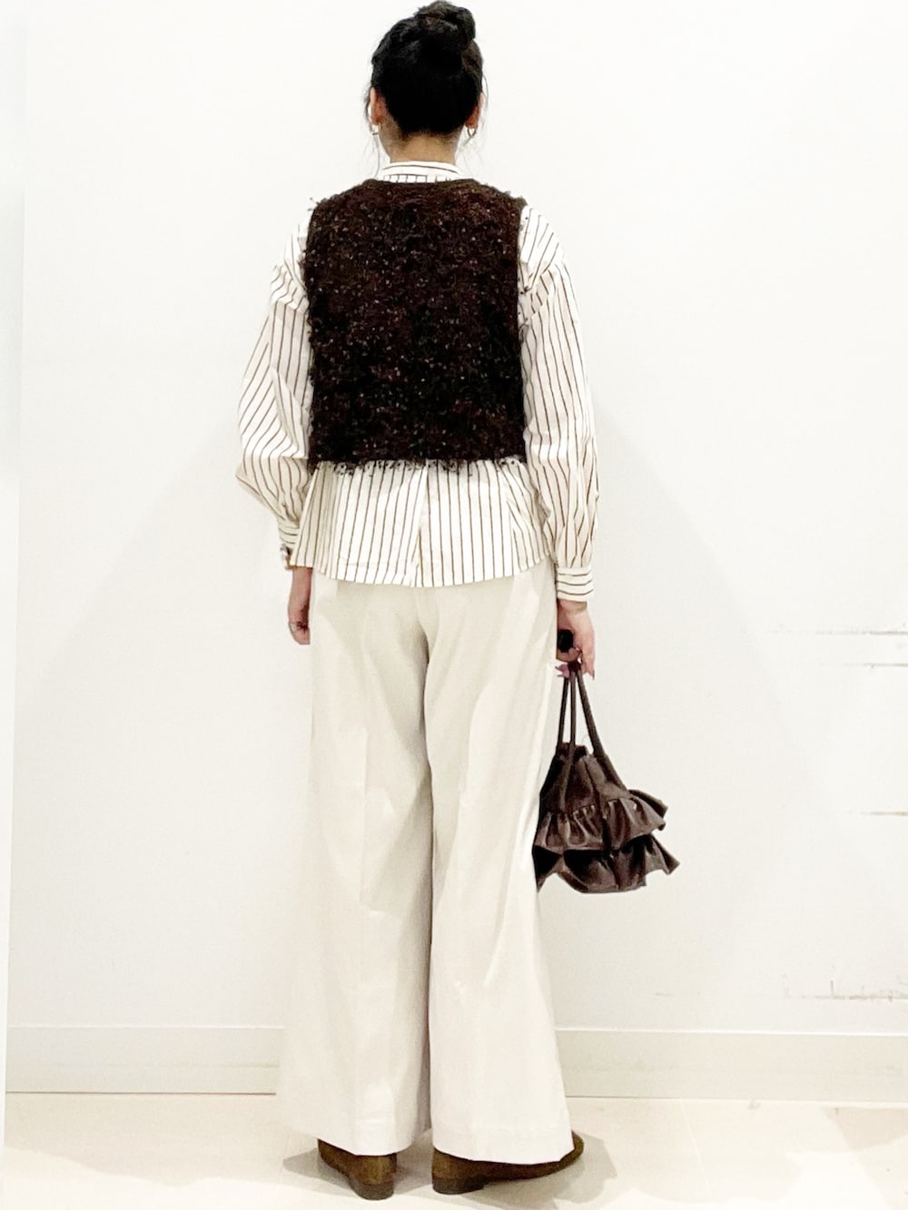 ホワイト系のその他パンツ、ブラウン系のハンドバッグ、イエロー系のローファーを着用したレディースの秋コーディネートの4枚目の写真