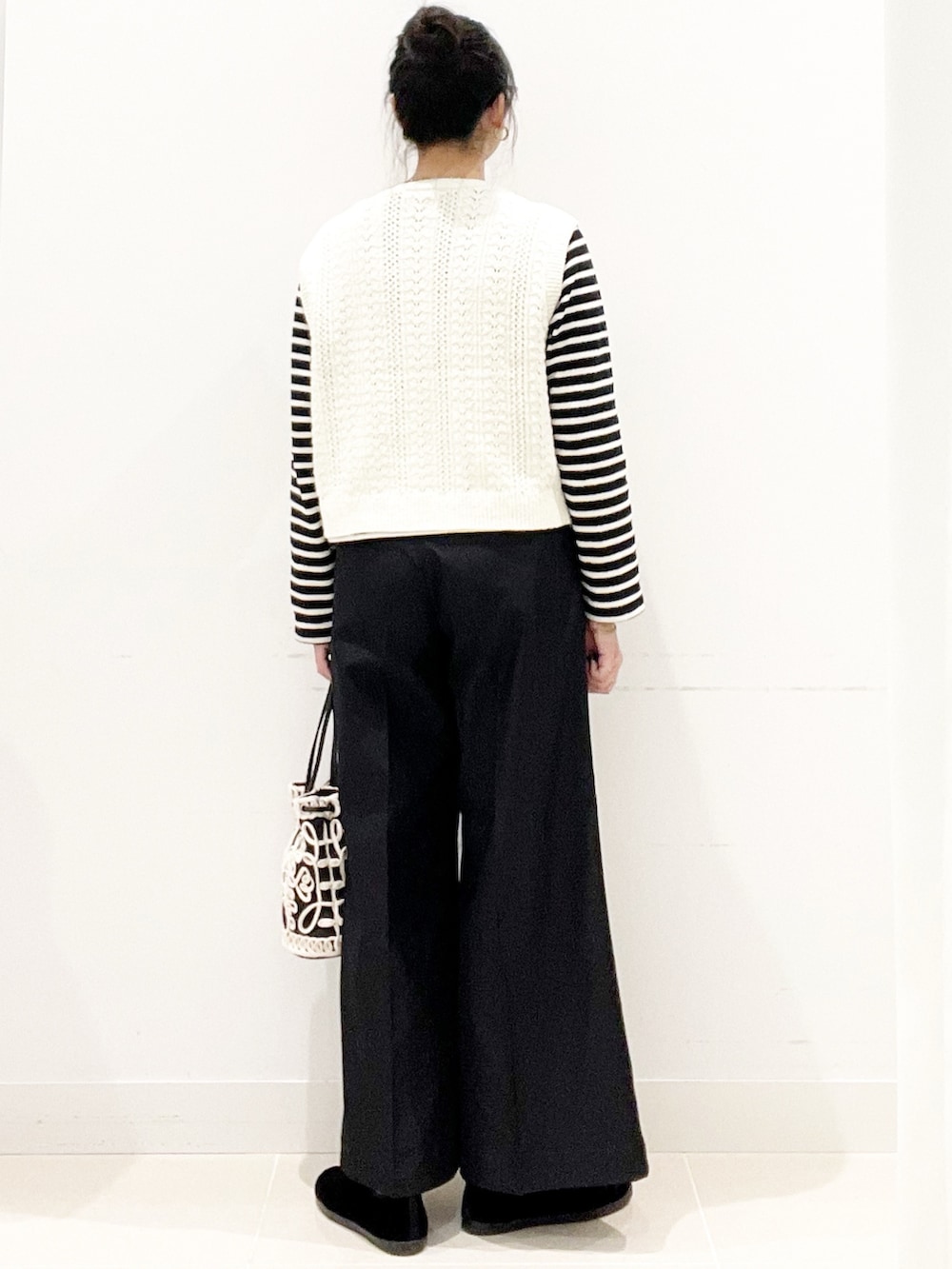 ブラック系のその他シューズ、ブラック系のその他パンツ、ブラック系のハンドバッグを着用したレディースの秋コーディネートの8枚目の写真