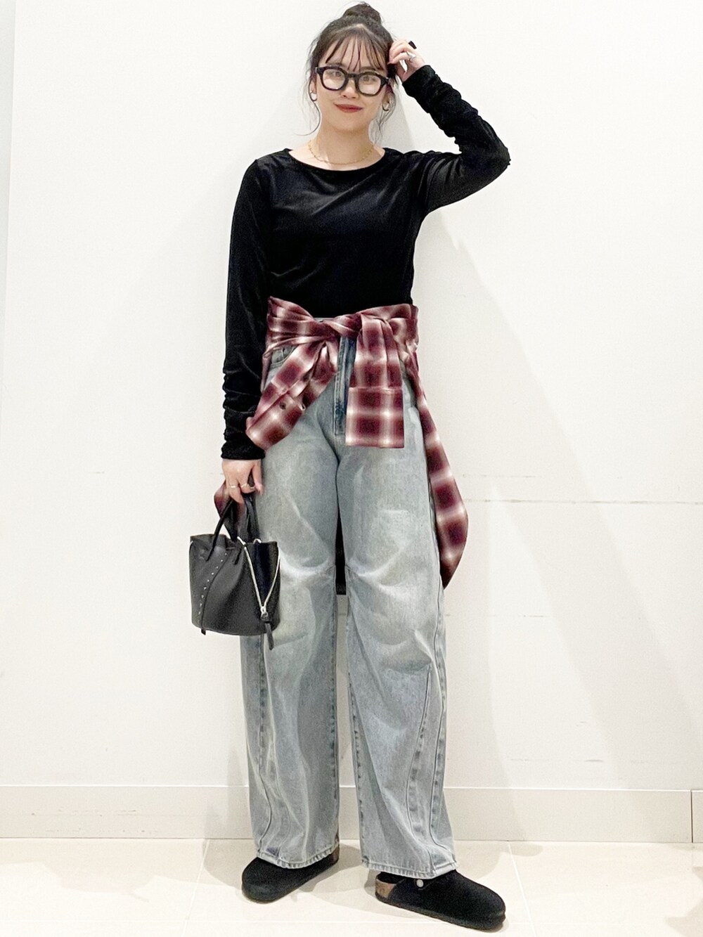 ブラック系のサンダル、ブルー系のデニムパンツ、レッド系のシャツ/ブラウスを着用したレディースの秋コーディネートの2枚目の写真