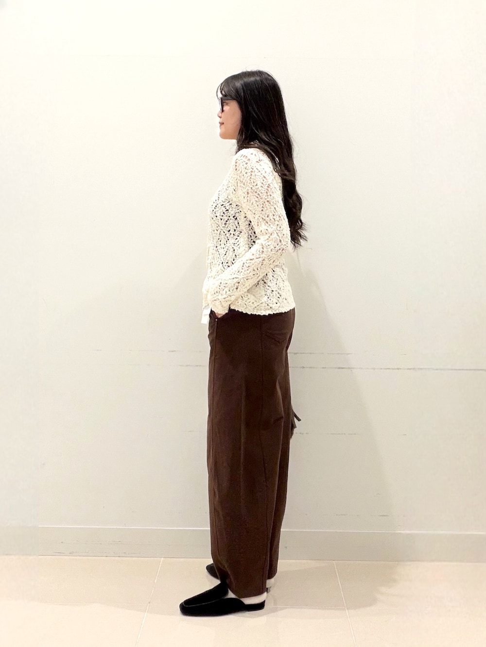 ホワイト系のニット/セーター、ブラウン系のキャミソール、ブラウン系のその他パンツを着用したレディースの秋コーディネートの3枚目の写真